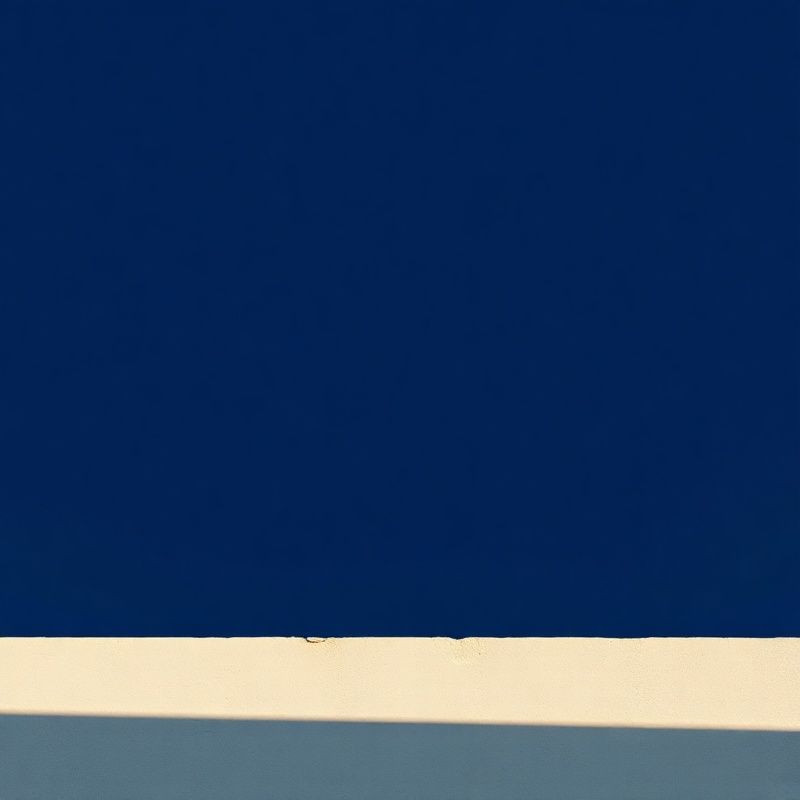 Minimal-modern zaglavlje kontakt stranice s indigo gradijentom